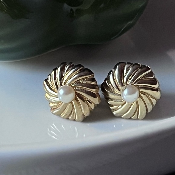 Vintage Gold Tone Faux Pearl Stud Earrings - Picture 1 of 5
